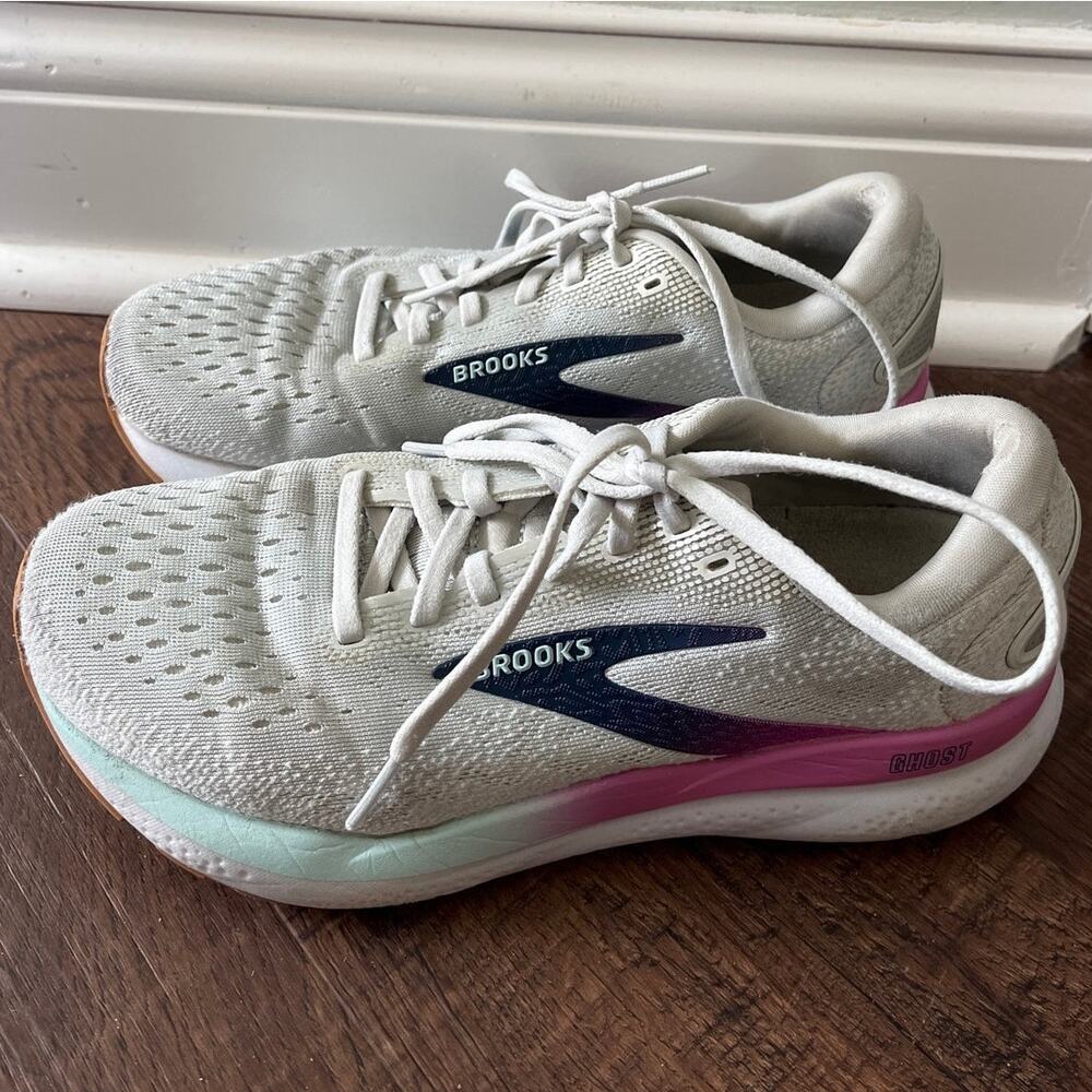 Brooks Ghost 16 Running Shoes Women's size 7 wide White Navy Pink